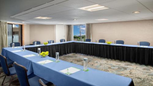 holiday inn and suites phoenix airport north by ihg