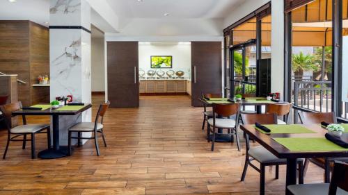 holiday inn and suites phoenix airport north by ihg