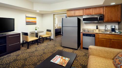 holiday inn and suites phoenix airport north by ihg