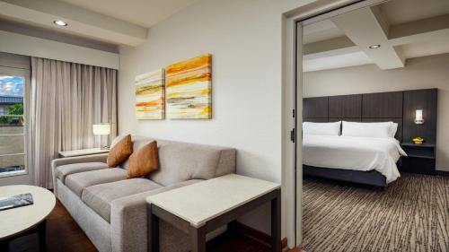 holiday inn and suites phoenix airport north by ihg
