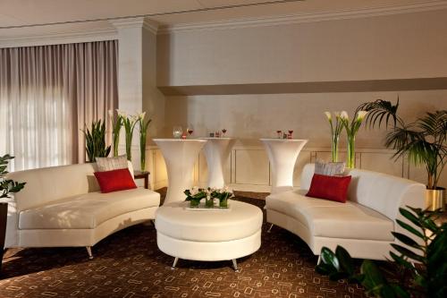 holiday inn laval montreal
