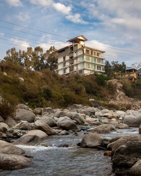 manuni inn riverside hotel