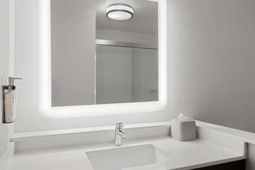 holiday inn express and suites tampa east ybor city