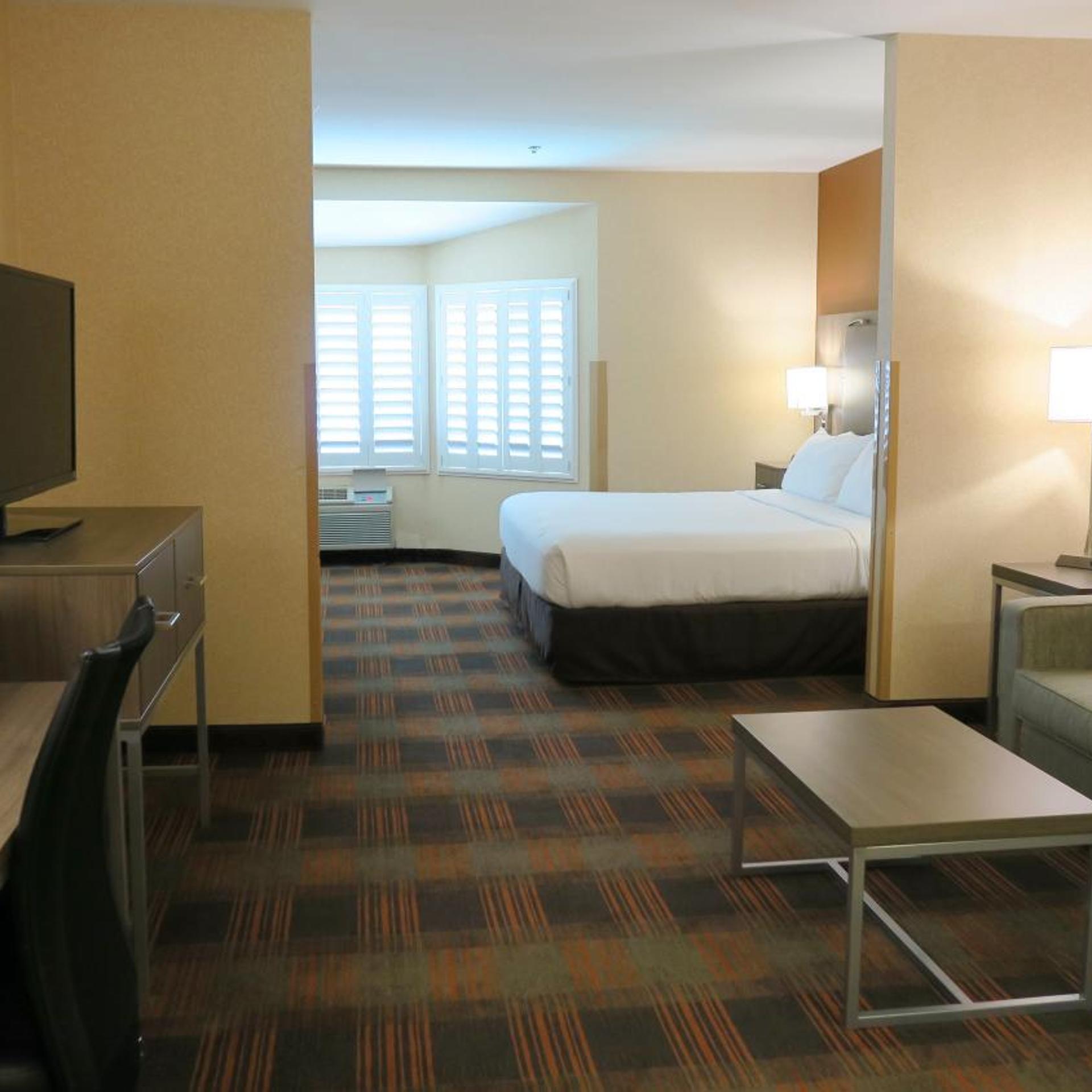 holiday inn express and suites elk grove central