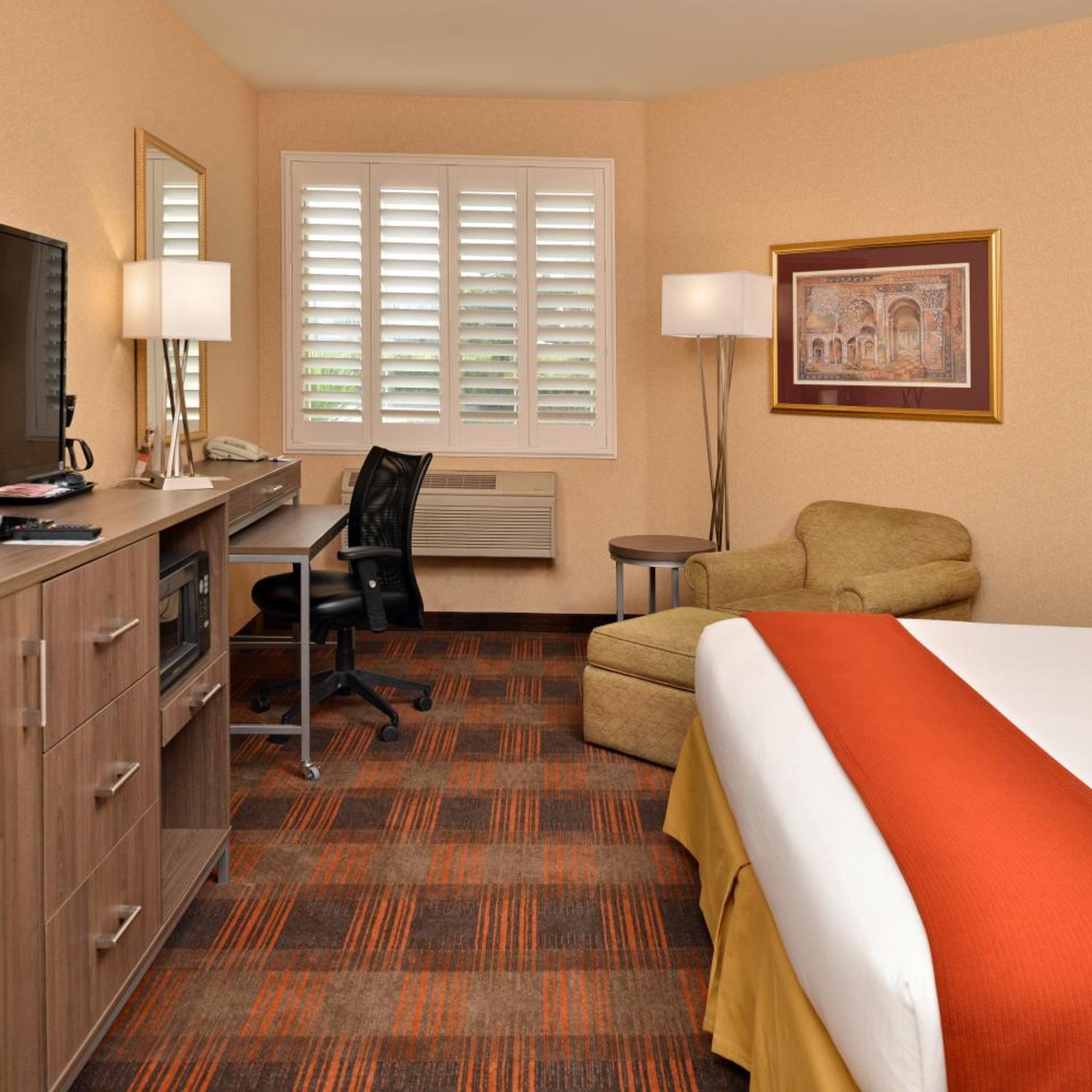 holiday inn express and suites elk grove central