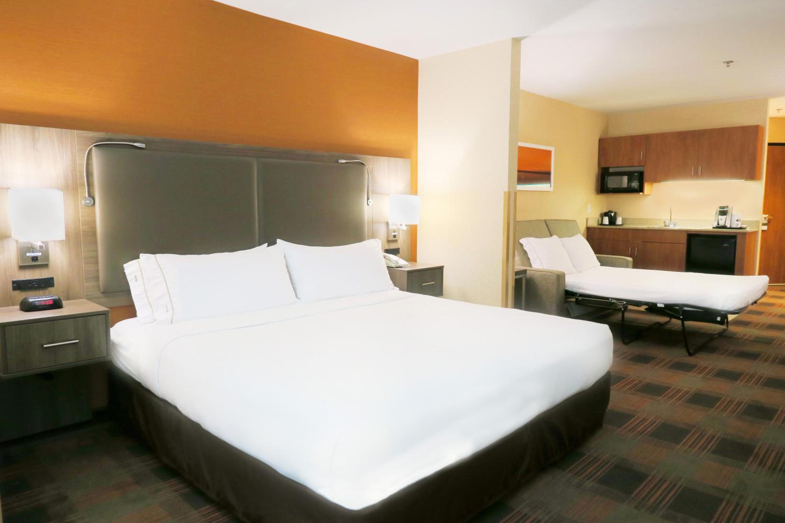 holiday inn express and suites elk grove central