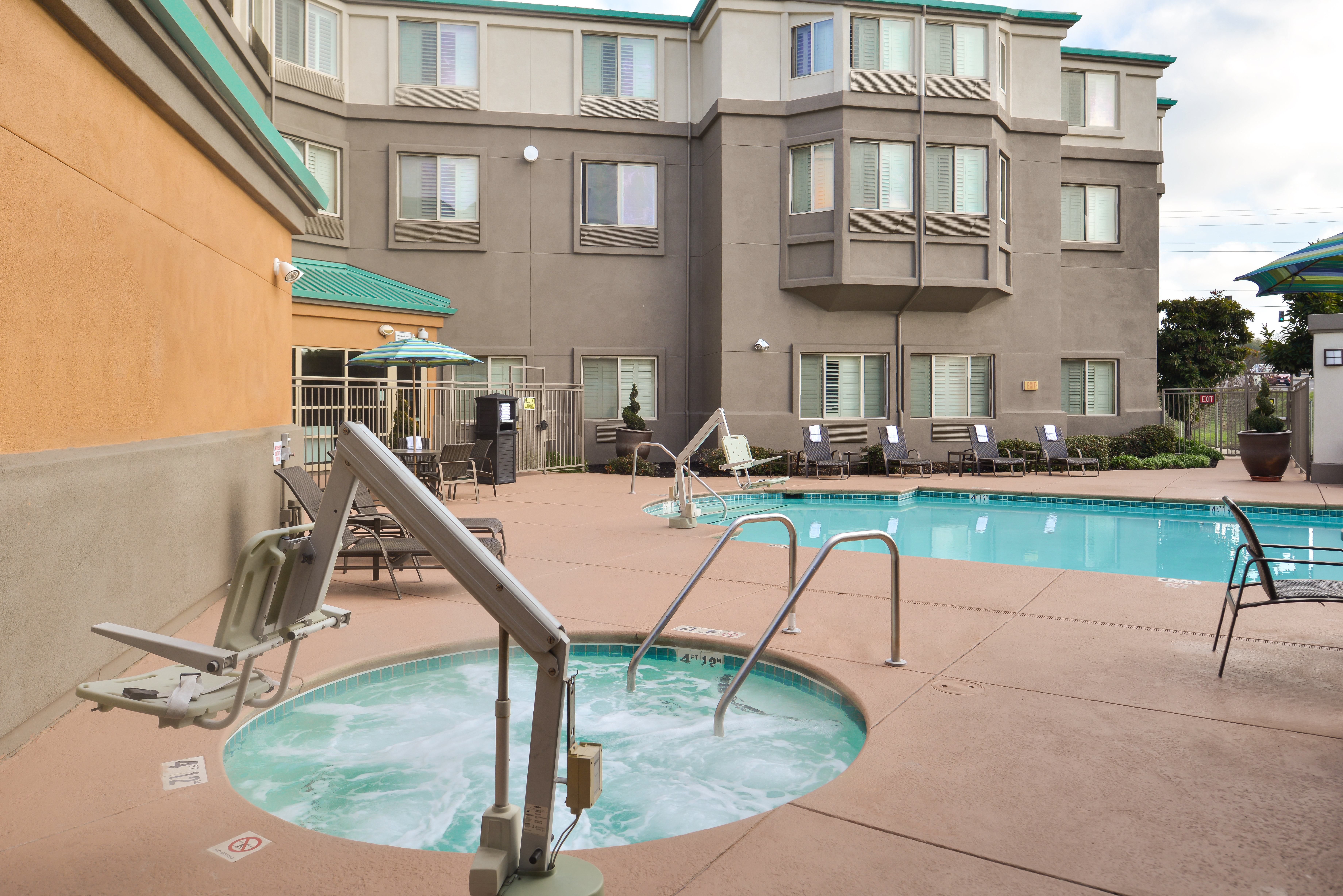 holiday inn express and suites elk grove central