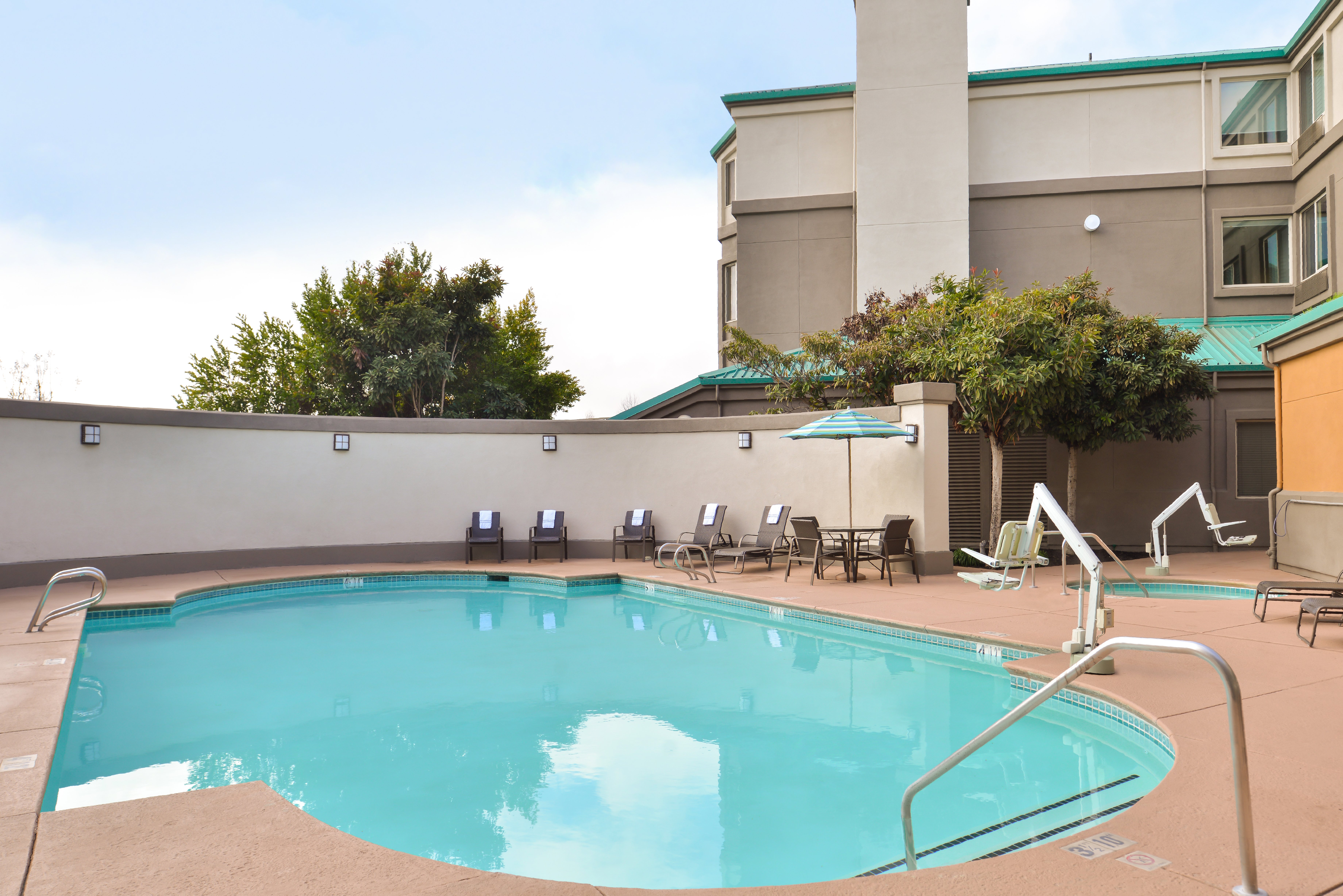 holiday inn express and suites elk grove central