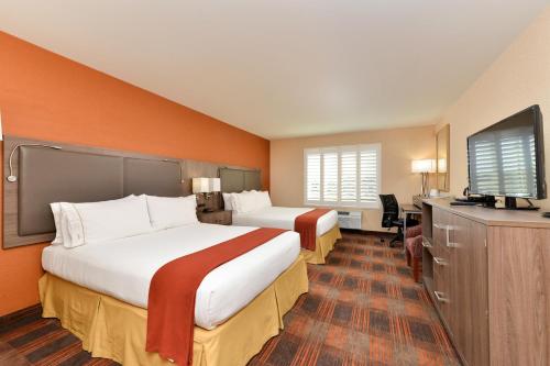 holiday inn express and suites elk grove central