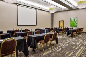 holiday inn express and suites elk grove central