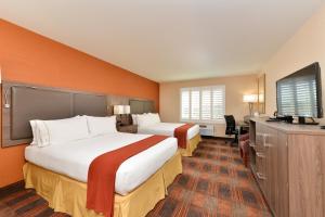 holiday inn express and suites elk grove central