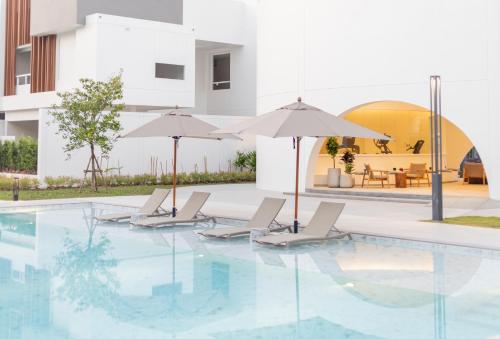 veranda pool villa