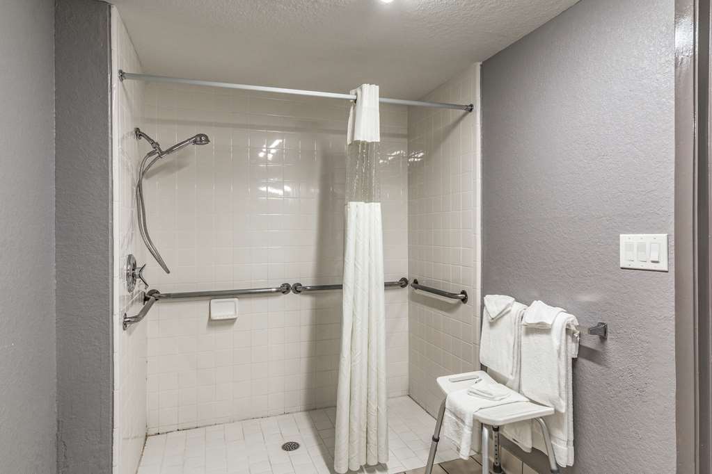 quality inn i 10 east near frost bank center