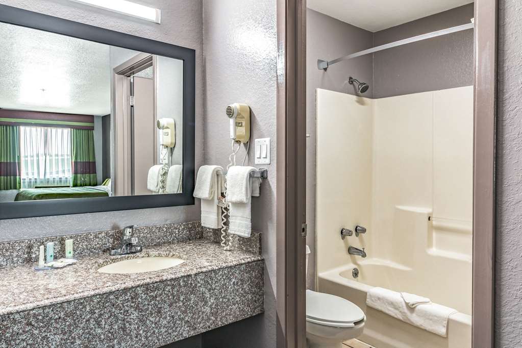 quality inn i 10 east near frost bank center