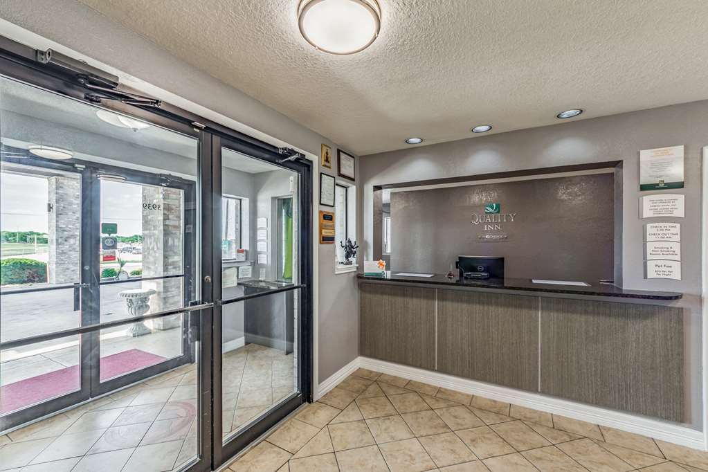 quality inn i 10 east near frost bank center