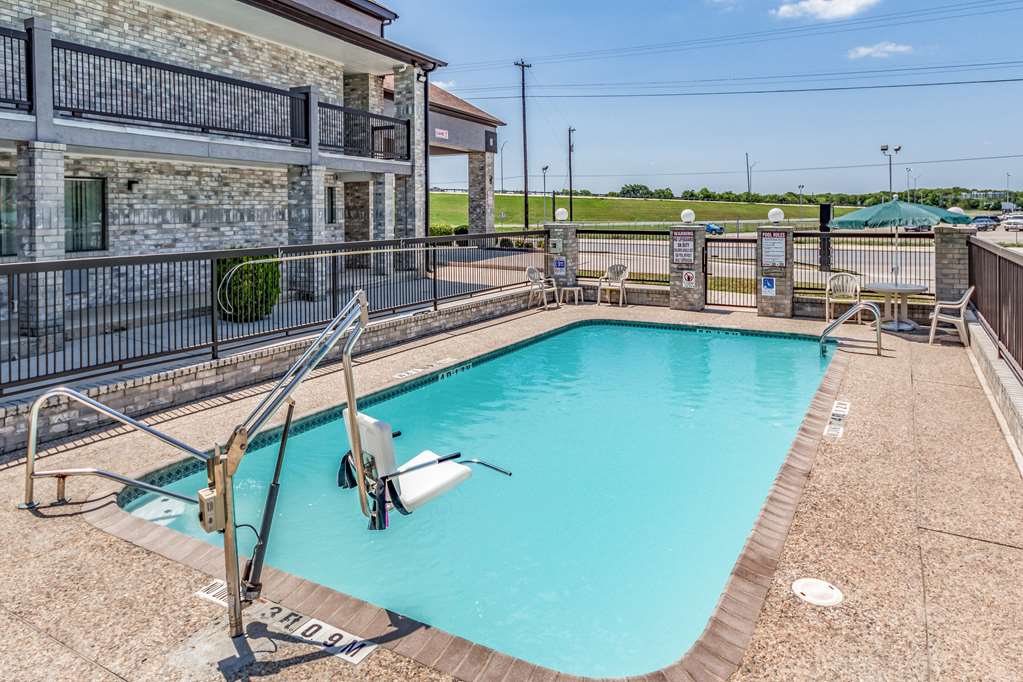 quality inn i 10 east near frost bank center