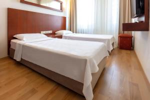pelit troya hotel