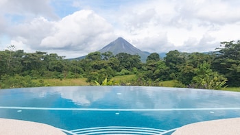 hotel arenal lodge