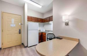 extended stay america suites indianapolis airport w southern