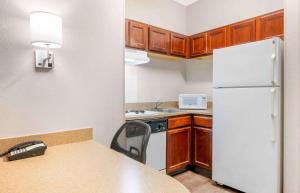 extended stay america suites indianapolis airport w southern