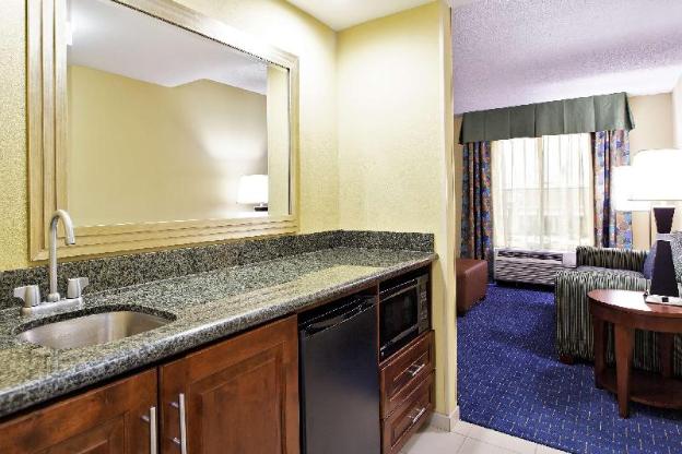 hampton inn and suites orlando airport gateway village