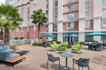 hampton inn and suites orlando airport gateway village