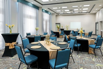 hampton inn and suites orlando airport gateway village