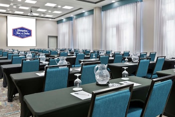 hampton inn and suites orlando airport gateway village