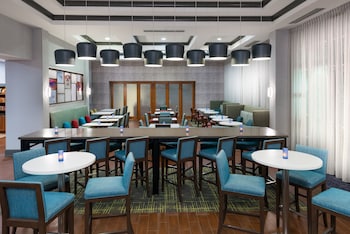 hampton inn and suites orlando airport gateway village