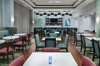 hampton inn and suites orlando airport gateway village