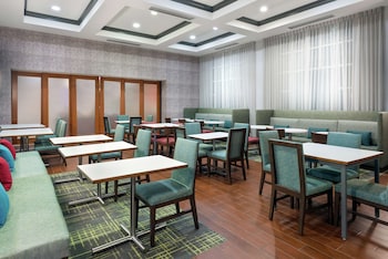 hampton inn and suites orlando airport gateway village