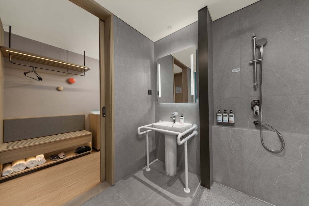 holiday inn express jiangmen yinhu bay an ihg hotel