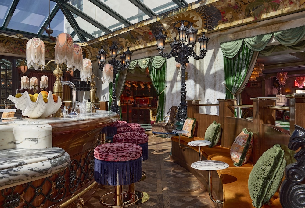 lafayette hotel and club