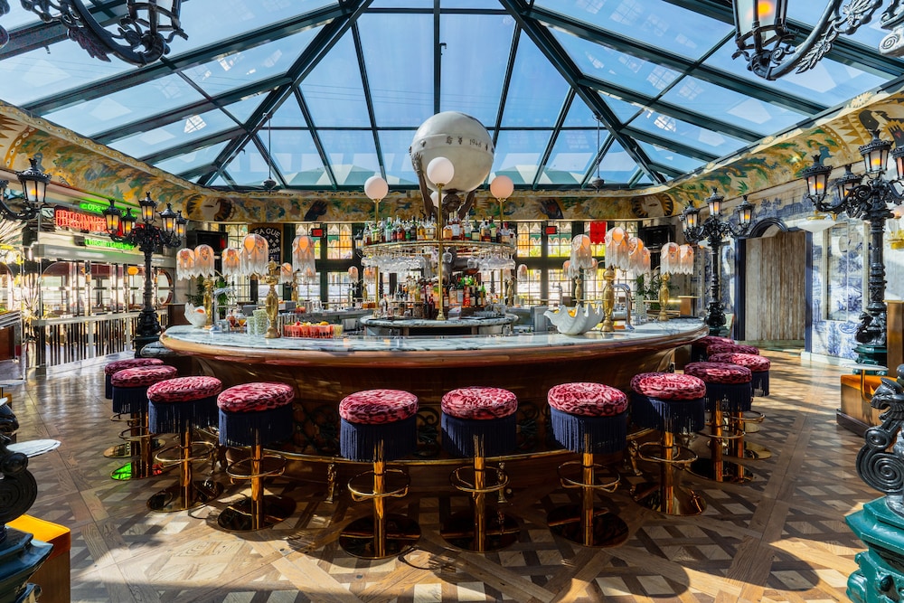 lafayette hotel and club