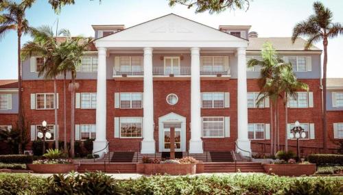 Lafayette Hotel & Club,2223 El Cajon Blvd,4 star