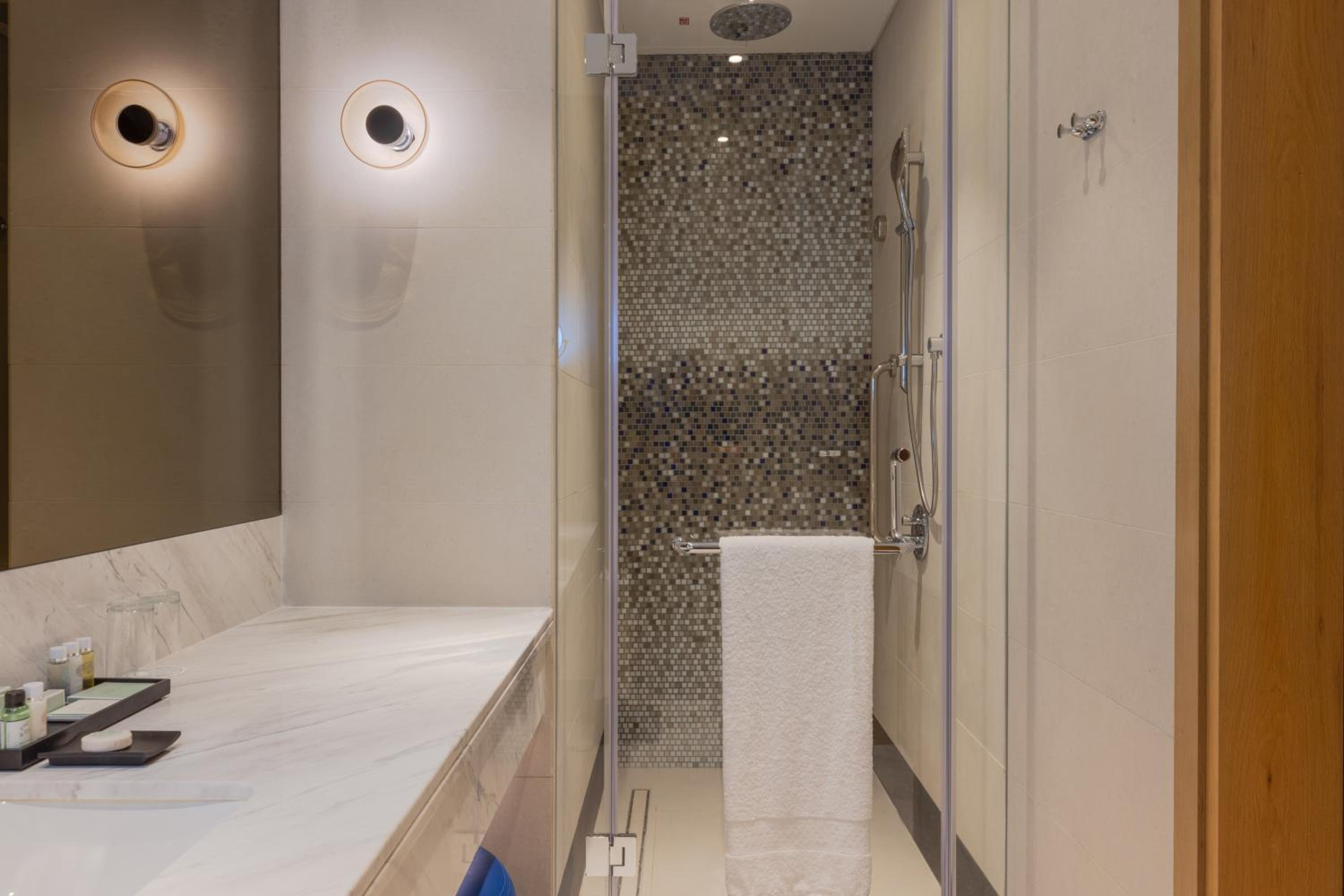 embassy suites by hilton doha old town