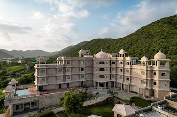 traavista aravali mahal luxury lake view heritage resort in udaipur