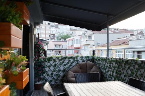 middle village suit hotel