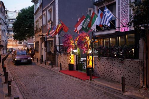 middle village suit hotel