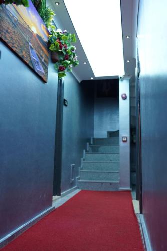 middle village suit hotel