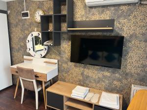 middle village suit hotel