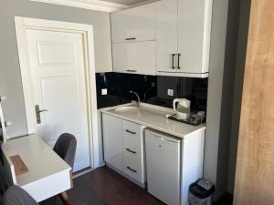 middle village suit hotel