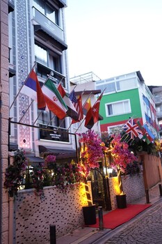 middle village suit hotel