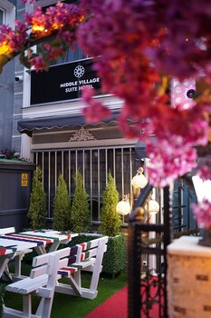 middle village suit hotel