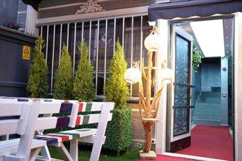middle village suit hotel
