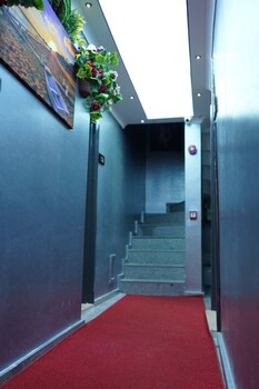 middle village suit hotel
