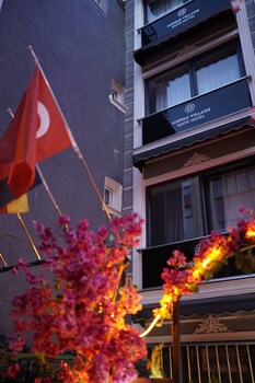 middle village suit hotel