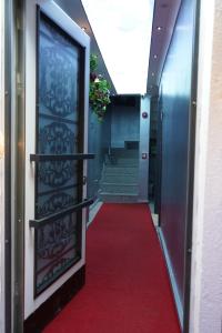 middle village suit hotel