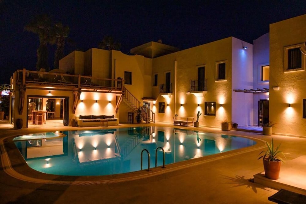 the corner boutique hotel