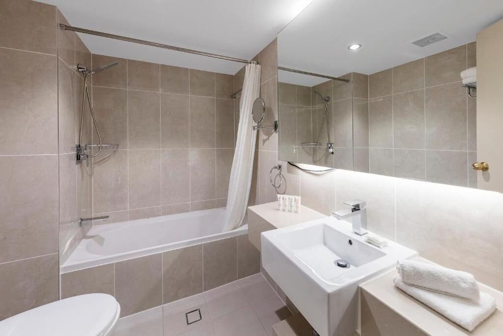 hotel diana woolloongabba